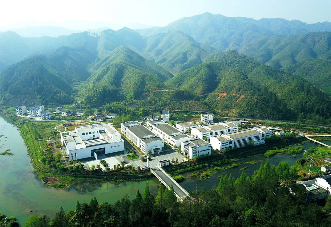坐落于群山间的现代化茶厂